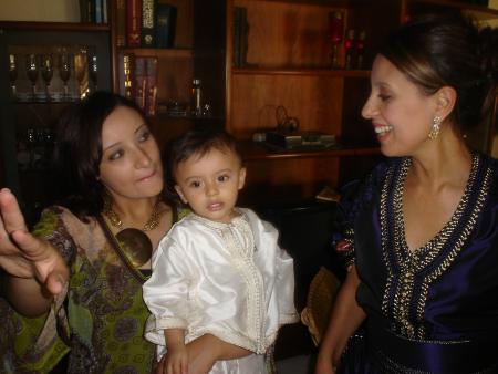 c mé 2 cousines de casa, el st belles en tenues marocaines, n'est ce pas ?
